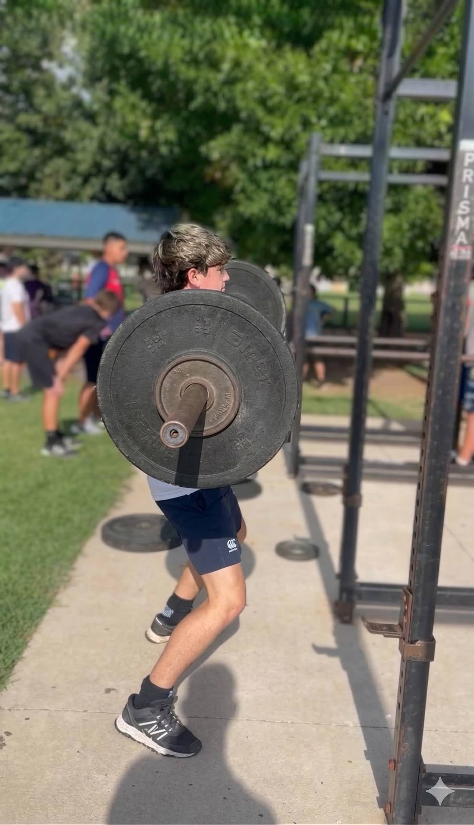 Deportista levantando barra con peso