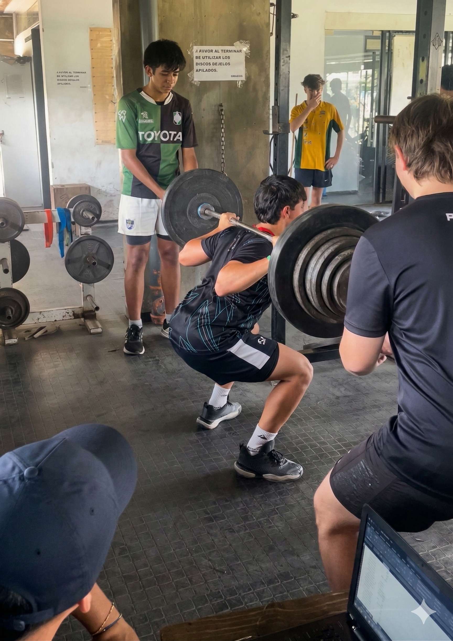 Evaluación inicial en gimnasio con deportistas